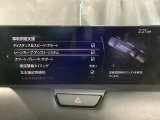 ハンドル操作をアシストすることにより車線からの逸脱回避を支援します。
