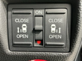 左右両側パワースライドドアが付いています。ワンタッチで簡単にお子様でも、お年寄りの方でも、開閉できますからとても便利です。キーレスや車内スイッチでも自動でドアの開閉ができます。