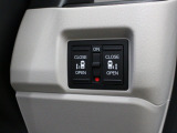 【両側電動スライド】スライドドアは両側電動スライドドアになっております。運転席からの開閉も出来、リモコンキーでも離れたところから開閉出来ますので大変便利な装備です。