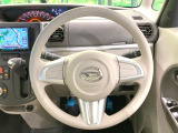 インテリアに合わせたデザインのステアリングは、運転される方のことも考え、運転しやすい形状、大きさです。是非一度、実際に触ってお確かめください。