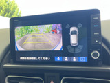 後方の状況を画面で確認できるので、狭い道や駐車も安心。周囲の安全確認をサポートし、安全な運転を支援します。
