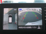 アラウンドビューモニター(車両を上から見たように表示)装着で車庫入れをサポート