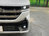 【LEDヘッドライト】悪天候や夜間走行時も良好な視界を確保し安心して運転できる高輝度LEDヘッドライトを装備!点灯速度が早く、消費電力も抑えられています。
