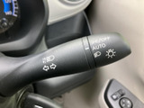 操作しやすい位置に配置されたウインカーレバー。確実な操作感で、安全な車線変更をサポートします。夜間でも視認しやすい設計です。