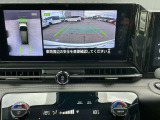 アラウンドビューモニターです。上空からお車の周りを見る感覚で表示されますので、車庫入れも簡単