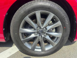 17インチの純正アルミホイールを履いています。225/55R17サイズのタイヤです。
