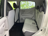 後部座席も広々としており、ゆったりとくつろげます。長距離移動でも快適に過ごせるでしょう。家族や友人とのお出かけに最適です。