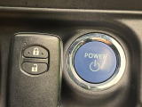 【スマートキー】カバンやポケットに入れたままでもドアの施錠・解錠が可能なスマートキーを装備。エンジンのオン・オフ時もカギを取り出す必要が無いからとっても便利です♪