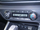 【オートエアコン】設定した温度になるように車が自動で風量や吹き出し口、冷暖房の強さを調整してくれるエアコンです。一度温度を設定すれば、自動で快適な室温を保ってくれるので運転に集中しやすいですよ♪