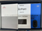 スマートキーは鍵をバッグに入れたままでもドアロックの開閉やエンジンのON・OFFができます。夜間や雨の日も鍵を探さなくて良いので便利です。