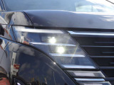 【LEDヘッドライト】悪天候や夜間走行時も良好な視界を確保し安心して運転できる高輝度LEDヘッドライトを装備!点灯速度が早く、消費電力も抑えられています。