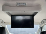 後席フリップダウンモニター装備。2、3rdシートに乗車の方がTVの視聴ができます