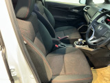 包み込むような背もたれがドライバーの身体全体をしっかり支えます。長時間の運転も快適な座り心地です。