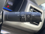 操作しやすいウインカーレバーは、安全な車線変更をサポート。直感的に操作でき、スムーズな運転をサポートします。