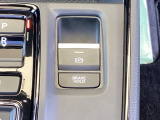 スマートな電子制御式パーキングブレーキに加え、渋滞時などでブレーキペダルから足を離しても停車を維持するオートブレーキホールド機能により、運転がより快適になります。