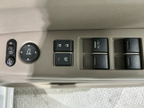 狭い駐車場で便利な電動格納ドアミラーが付いています。