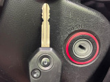 【キーレス】少し離れた場所からでもボタン一つでドアの開錠・施錠ができるのでとっても便利!ドアの鍵穴周りに傷をつけることもありません♪