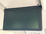 【フリップダウンモニター】大画面モニターで後席でもエンタメをお楽しみいただけます。小さなお子様にも大人気の装備です♪