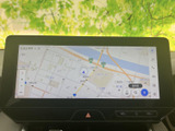 鮮明な高解像度ディスプレイが、目的地までのナビゲーションをサポート。スムーズなルート案内で、快適なドライブを約束します。
