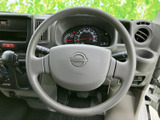 握りやすいステアリングは、運転中の操作性を高めます。滑らかな素材感で、長時間の運転でも疲れにくく、快適なドライブをサポートします。