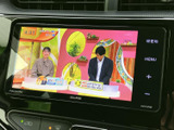 停車中には、地上デジタル放送をお楽しみいただけます。ニュースやドラマなど、様々な番組を車内でも視聴可能です。待ち時間も快適に過ごせます。