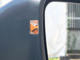 【ブラインドスポットモニター】走行中、ドアミラーの死角になりやすい箇所に後続車が接近するとサイドミラーのレンズに警告を表示!ドライバーに注意喚起をしてくれます。