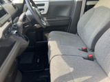 シンプルで機能的な運転席周り。操作しやすい配置で、運転に集中できます。