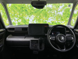 開放感のある室内空間が広がります。ドライバー視点からの眺めも良く、運転に集中できます。快適なドライブを楽しめます。