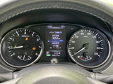 重要な情報を一目で確認できるメーターパネル。視認性の高いデザインで、安全運転をサポートします。走行距離も確認できます。