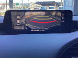狭い場所での駐車や、すれ違いなどでより的確な運転操作に役立つ、360&deg;ビューモニターが装備されています。