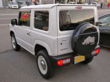 頑強なラダーフレームに、高い走破性を実現する副変速機付パートタイム4WD、障害物をクリアする高い地上高やアングル角度など、走破性に対して妥協のないスペックを持ったクルマです。