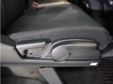 ◆シートハイトアジャスター◆運転席を上下に高さ調節ができます!運転ポジションを体格に合わせてシート調整できます。