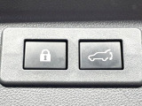 【パワーバックドア】スマートキーや運転席のボタンを押すだけでリアゲートが自動で開閉します!荷物を持っている時や、高い位置にあるバックドアを閉める際に便利な機能です♪