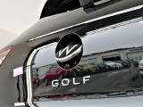バックカメラ始動時にはVWのエンブレムが動いてカメラがボディの中心位置で映し出します。