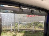 後席には、日射しのさしこみをやわらげてくれるロールサンシェイドが付いています。
