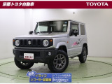5スロットフロントグリルが特徴的な【ジムニー】4WD・ターボ。コンパクトサイズながら本格オフロード感が漂うタフデザインのフォルムが魅力です。この車は車検整備付です。当社にて車検整備後のご納車となります
