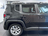 ホイールアーチが台形なのはJeepのみのデザインになり、ここを見てもJeepとすぐ分かります