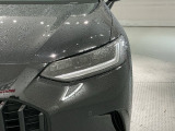 LEDヘッドライトは、点灯の瞬間から最大光量を発揮し、突然暗くなるトンネルなどでの安定感を高めます。