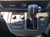 ハンドルに近い位置で運転席からも見やすく操作しやすいインパネシフト。パッと見ただけで、どのギアに入っているのかが判断しやすいところもイイですね!