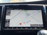 高精細な地図表示で、目的地まで迷わず到着。渋滞情報もリアルタイムで確認できるので、効率的なルート選択が可能です。
