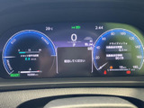 見やすいデザインのメータークラスター。必要な情報を分かりやすく表示し、運転に集中できるでしょう。