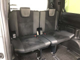低床フラットフロアやセカンドシート背面のシート形状の工夫などにより、サードシートの膝まわりにゆとりを創出!ゆったりとした姿勢でドライブ中も過ごせます!
