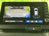後方確認をサポートするモニター。狭い道や駐車時も安心です。周囲の状況を把握し、安全な運転を心がけましょう。