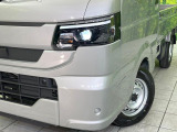 【LEDヘッドライト】悪天候や夜間走行時も良好な視界を確保し安心して運転できる高輝度LEDヘッドライトを装備!点灯速度が早く、消費電力も抑えられています。