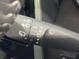 雨天時でもクリアな視界を確保できるワイパーレバー。運転をサポートする頼もしい装備です。