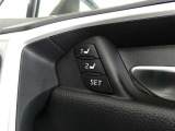 運転席のシートポジションを記憶・再現できるメモリー機能を搭載しています。