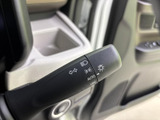 操作しやすい位置に配置されたウインカーレバー。スムーズな操作感で、安全な車線変更をサポートします。オート機能付きで便利です。