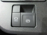 電動パーキングブレーキを搭載。スイッチ操作でパーキングブレーキを作動・解除することが可能ですので、操作の力が不要ですよ♪