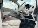 運転席からの視界は広く、運転操作もスムーズに行えます。落ち着いた色合いのインテリアが、快適なドライブを演出します。