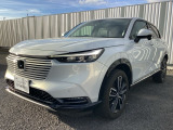 車名の由来:ヴェゼルはカットした宝石の小さな面(Bezel)とクルマ(Vehicle)を組み合わせた造語で、「角度によって表情を変える宝石のように、多面的な魅力と価値を持つクルマ」を意味する。